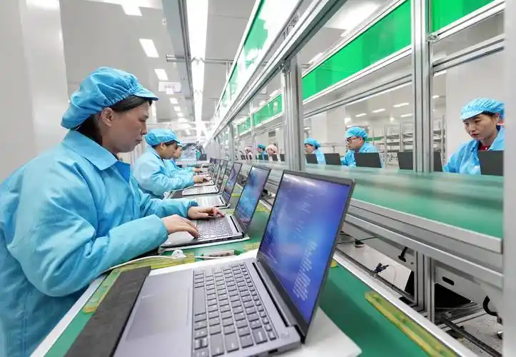 家庭健身房内家用运动器材摆放展示