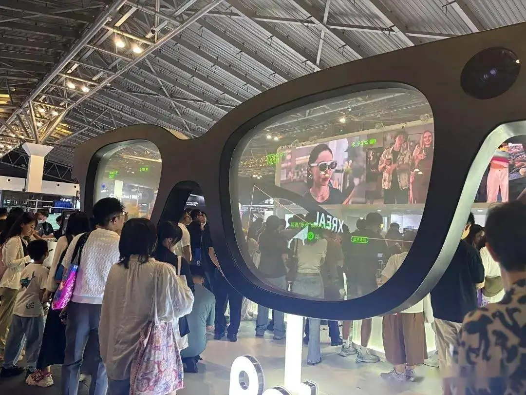 健身房内使用运动器材进行器械健身训练