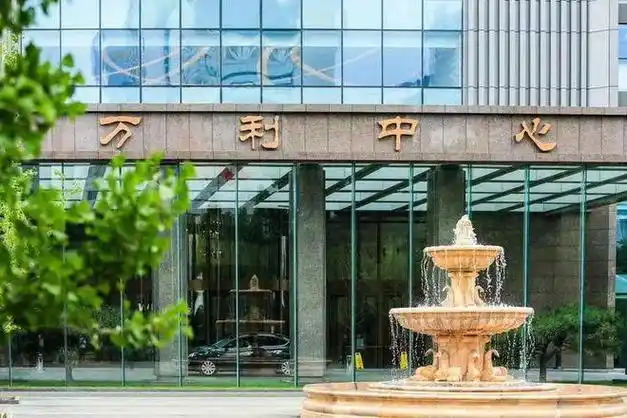 消费者在挑选体育用品与健身器材